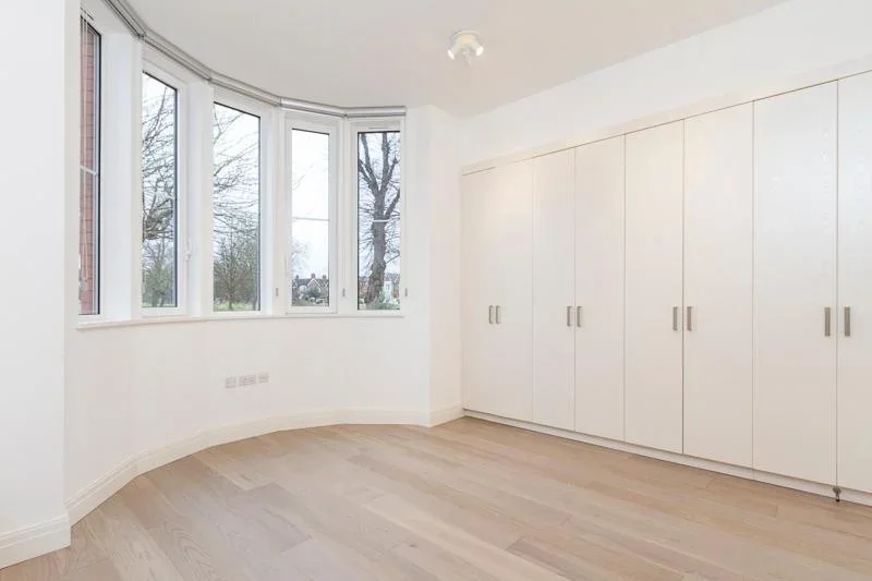 Flat Elm Avenue in Greater London