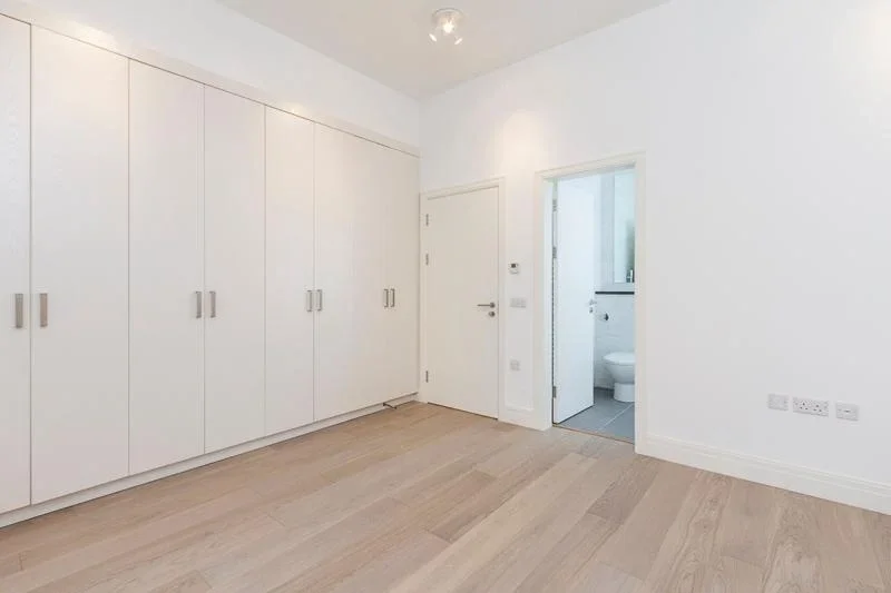 Flat Elm Avenue in Greater London