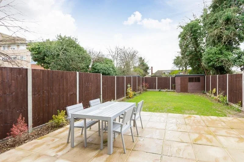 Flat Elm Avenue in Greater London