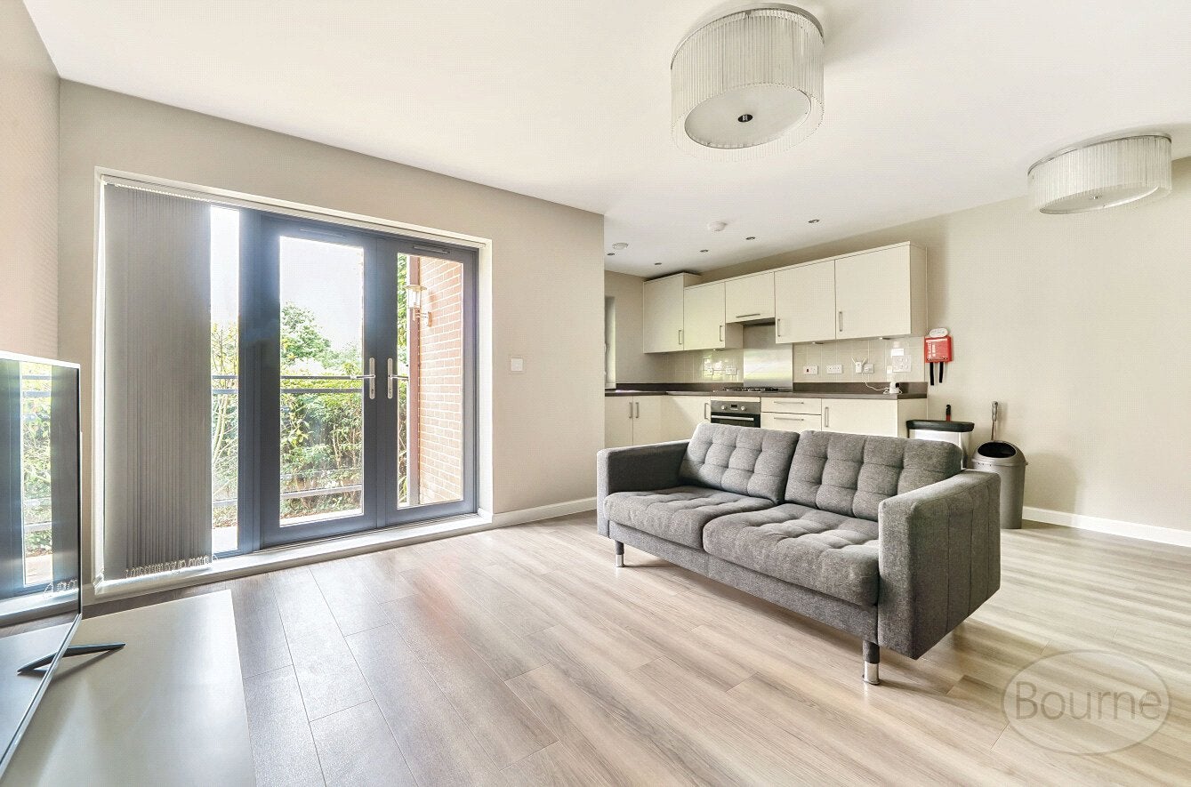 Flat Walnut Tree Close in Guildford
