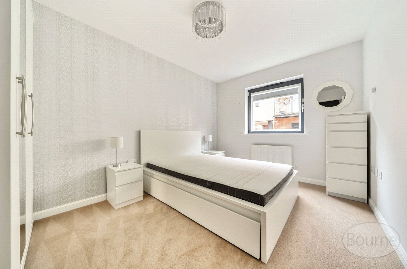 Flat Walnut Tree Close in Guildford