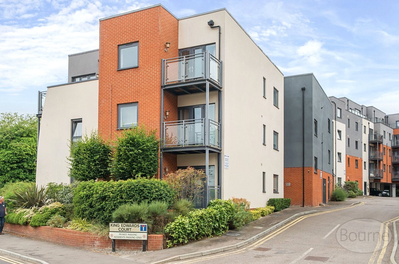 Flat Walnut Tree Close in Guildford