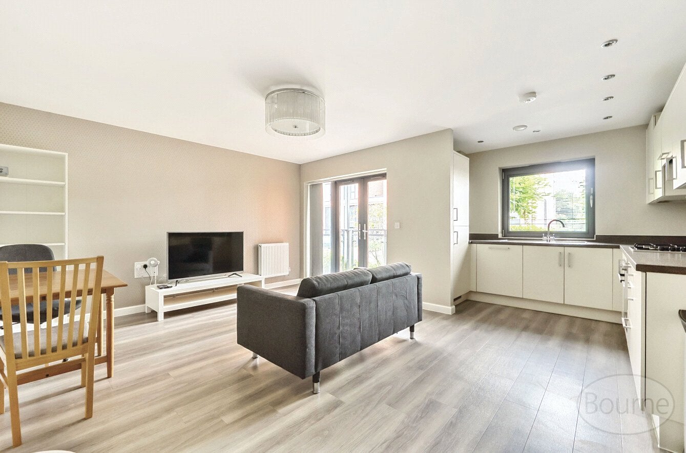 Flat Walnut Tree Close in Guildford