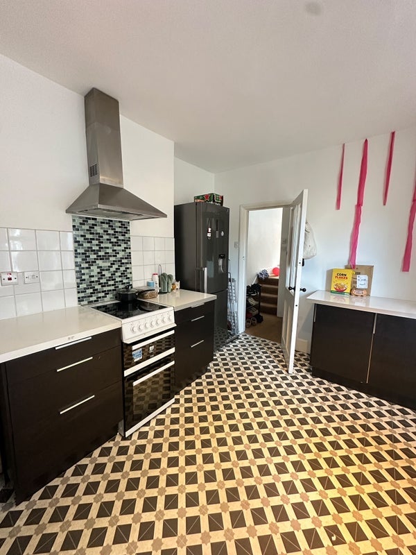 Room Coverton Road in Greater London