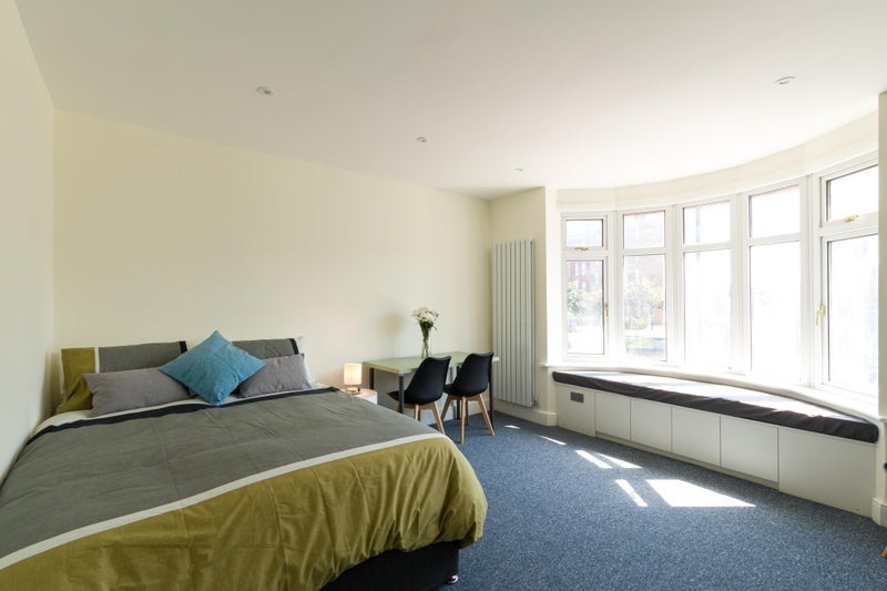 Room Western Avenue in Greater London