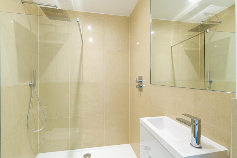 Room Western Avenue in Greater London