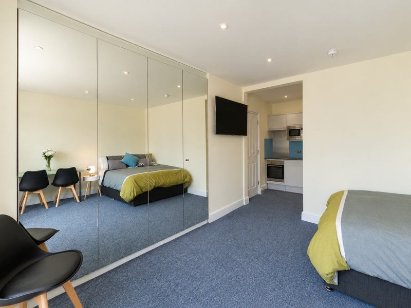 Room Western Avenue in Greater London