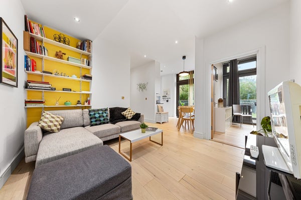 Flat Brookmill Road in London