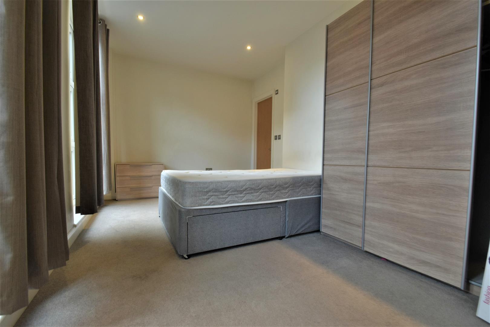 Flat Rockingham Road in Greater London