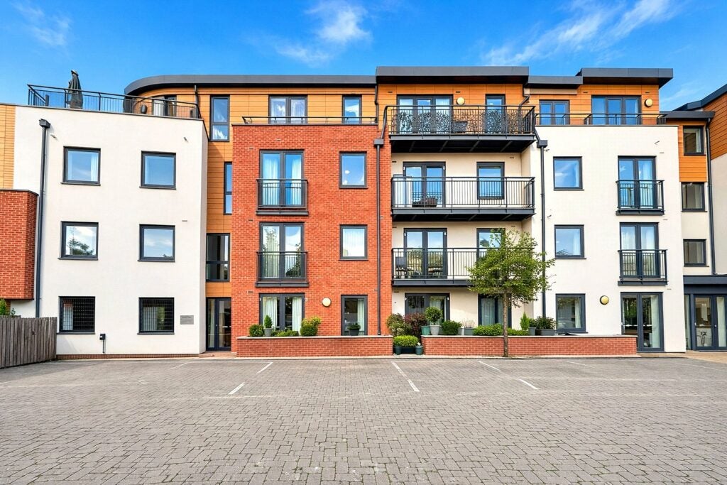 Flat Southern Road in Surrey Heath