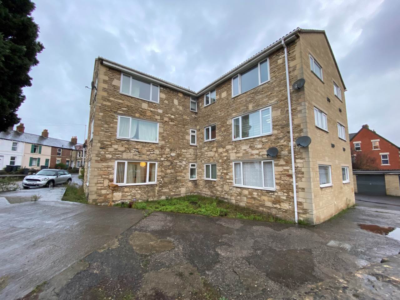 Flat Wingfield Road in Trowbridge