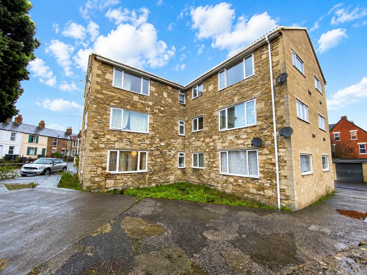 Flat Wingfield Road in Trowbridge