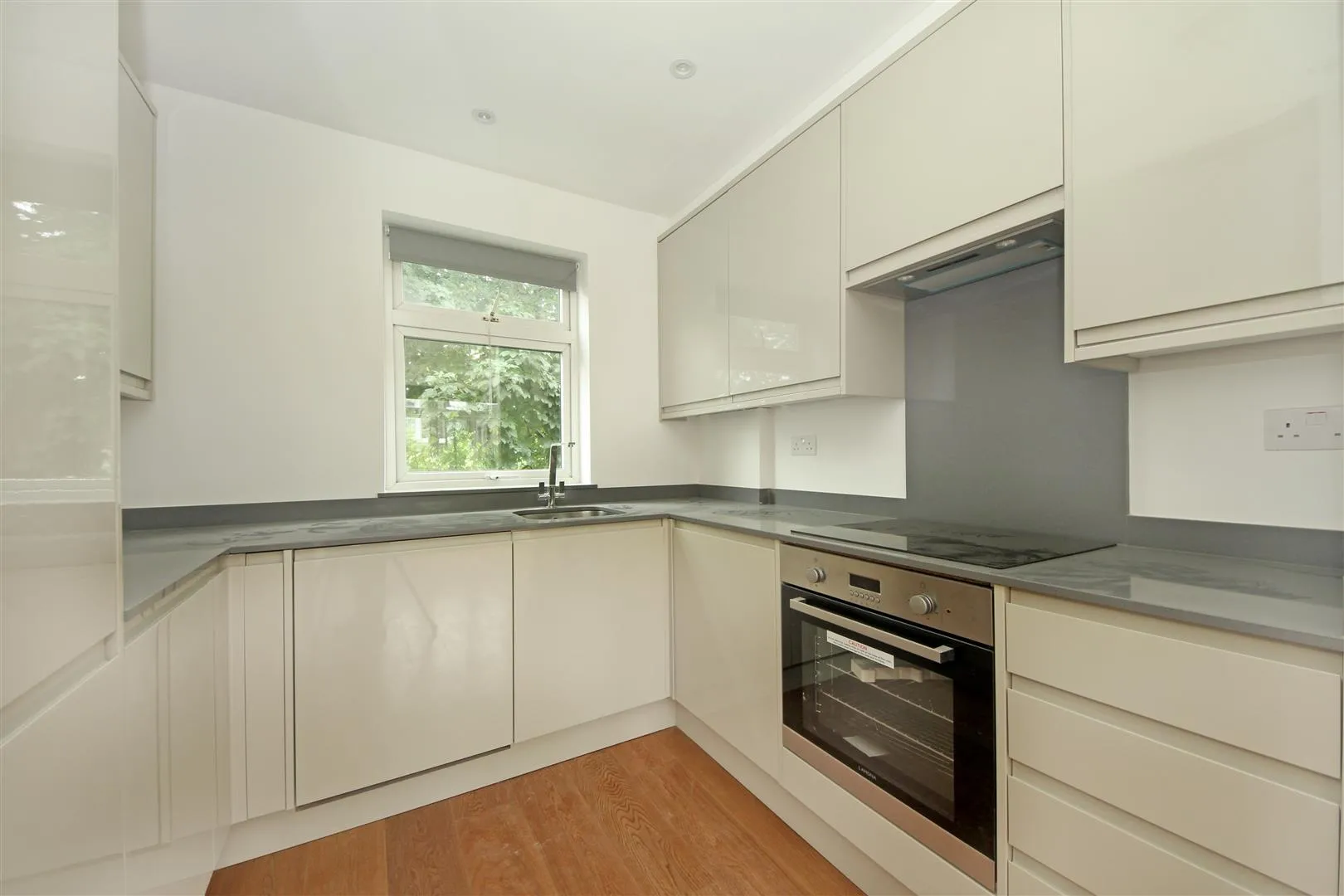 Flat Heathfield Road in Greater London