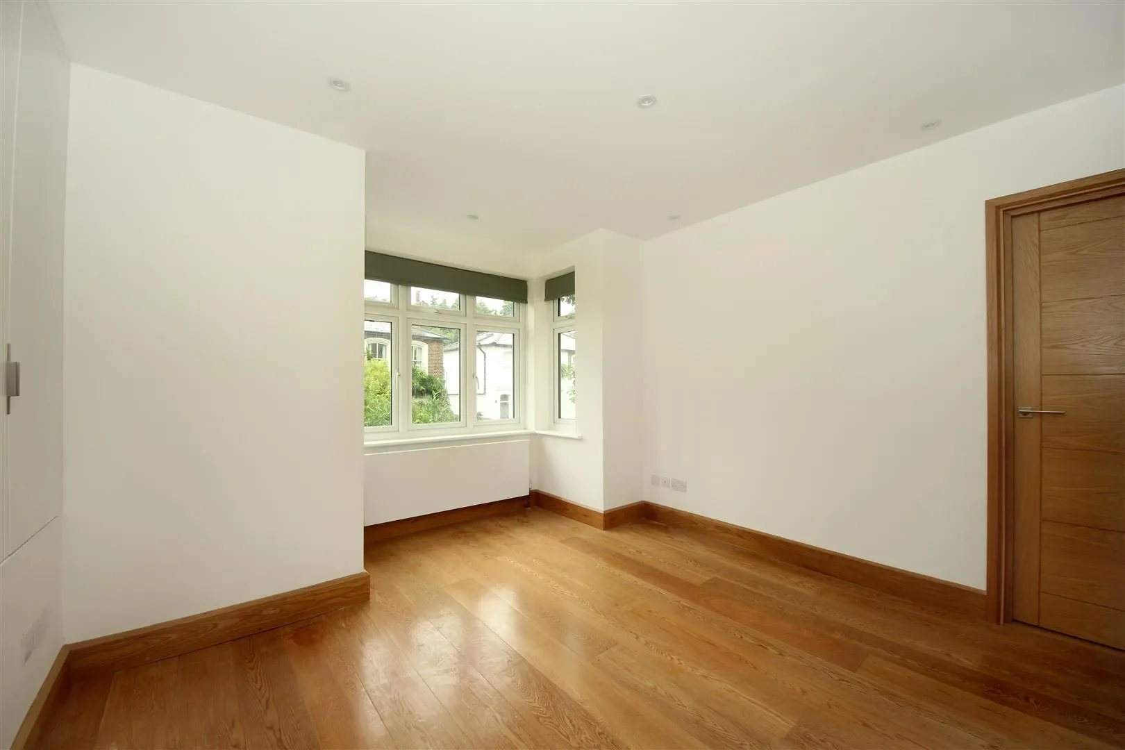 Flat Heathfield Road in Greater London