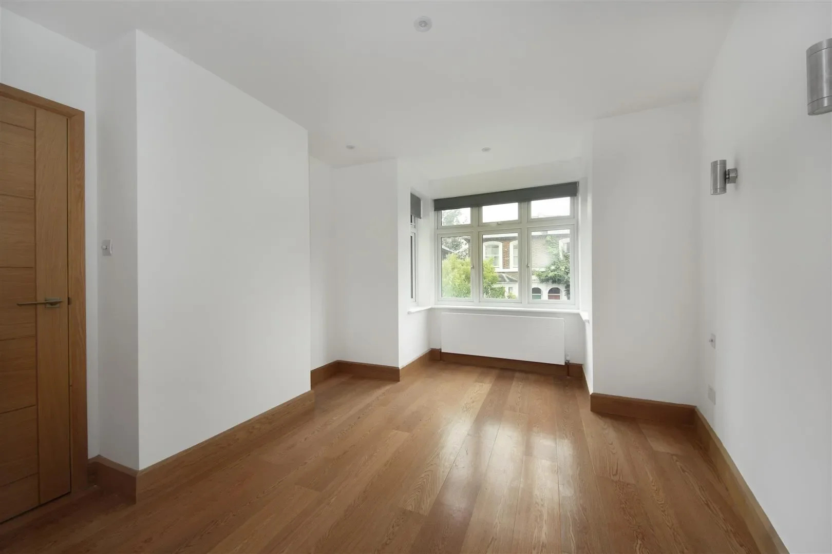 Flat Heathfield Road in Greater London