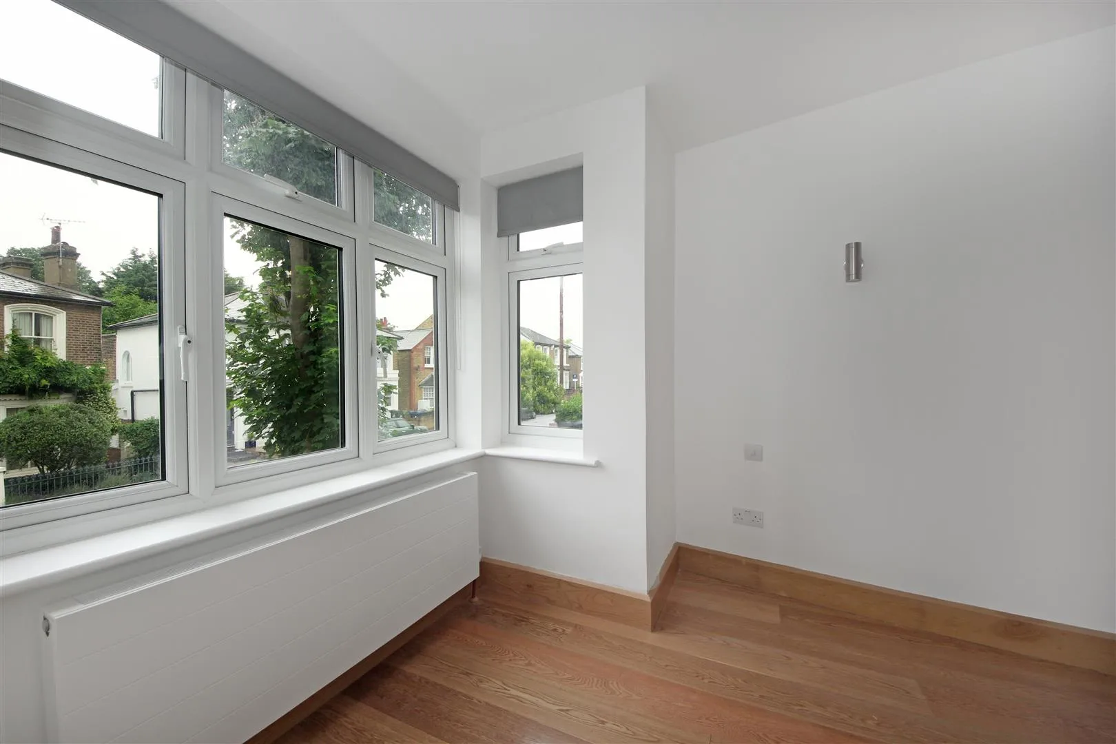 Flat Heathfield Road in Greater London