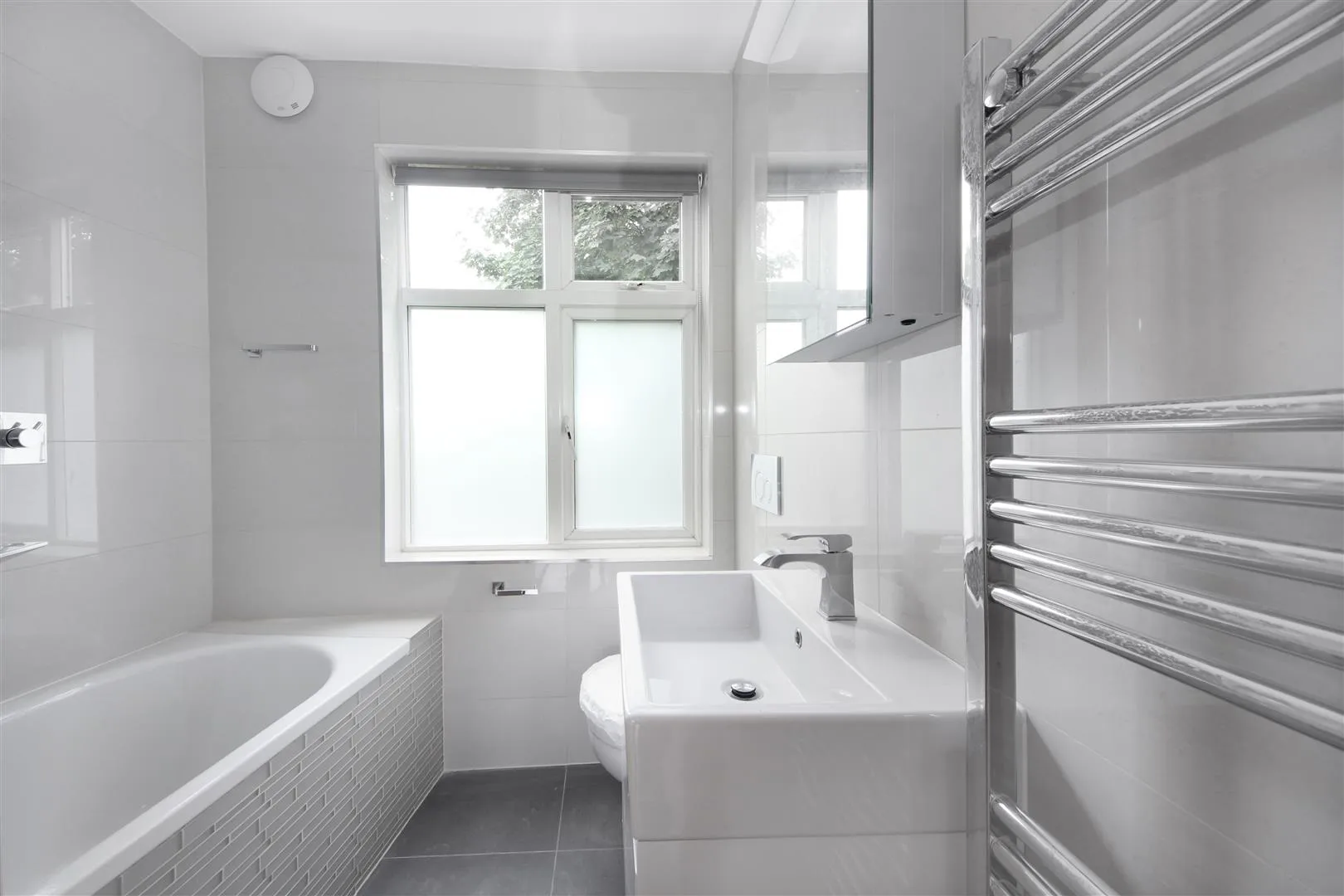 Flat Heathfield Road in Greater London