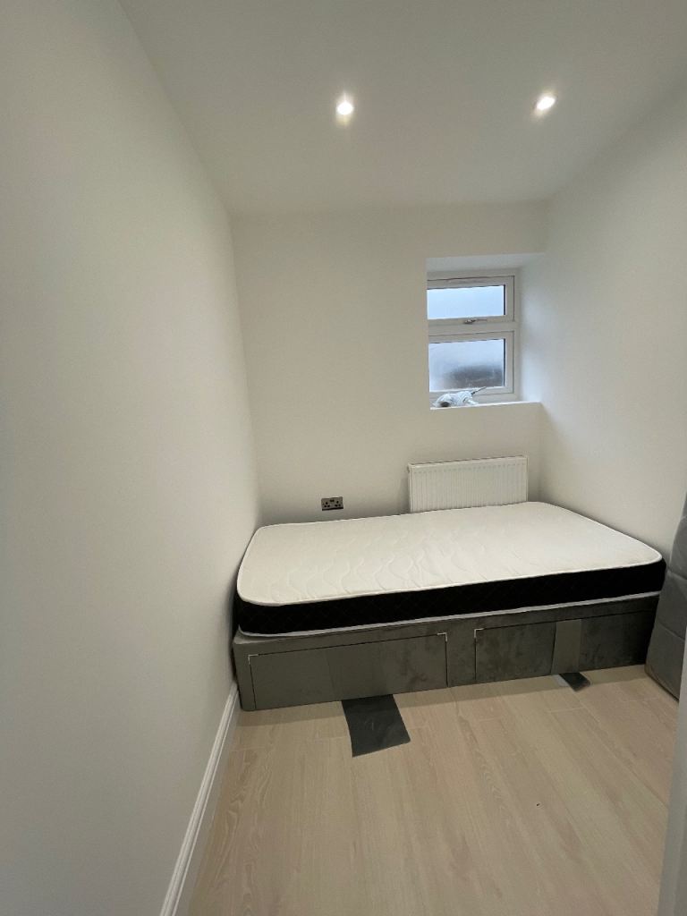 Flat Sandringham Road in Greater London