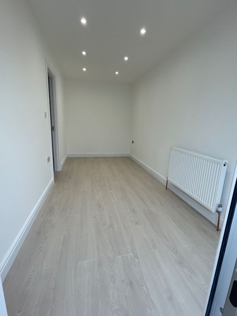 Flat Sandringham Road in Greater London