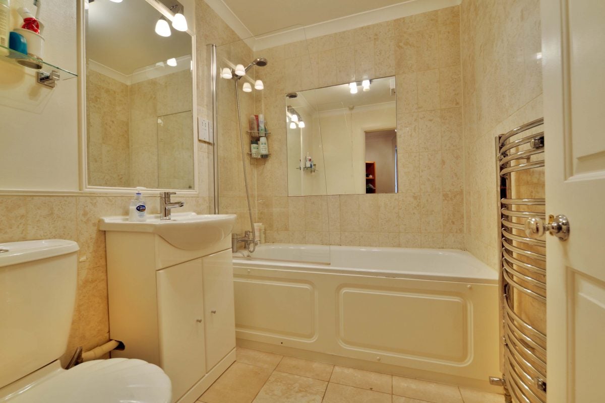 Flat Finchley Road in Greater London