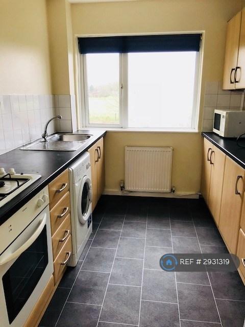 Room Rowood Drive in Metropolitan Borough of Solihull