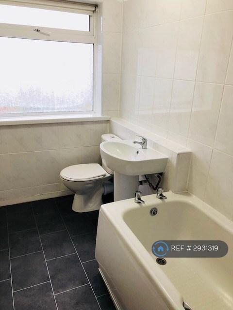 Room Rowood Drive in Metropolitan Borough of Solihull