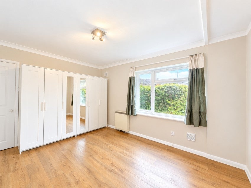 Flat Reedsfield Road in Borough of Spelthorne