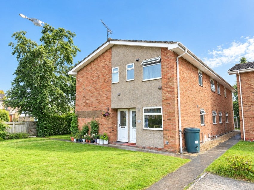 Flat Reedsfield Road in Borough of Spelthorne