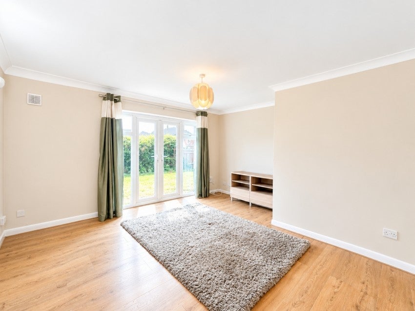 Flat Reedsfield Road in Borough of Spelthorne