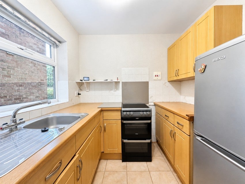 Flat Reedsfield Road in Borough of Spelthorne