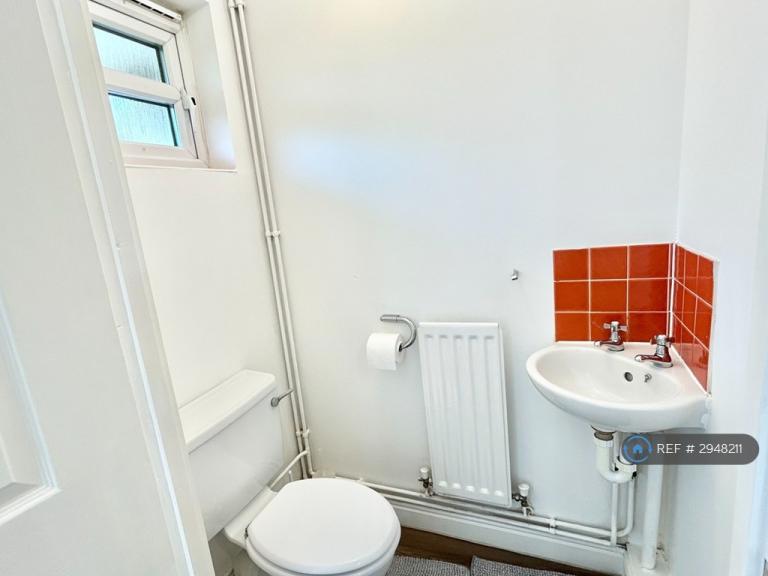 House Schooner Close in Greater London