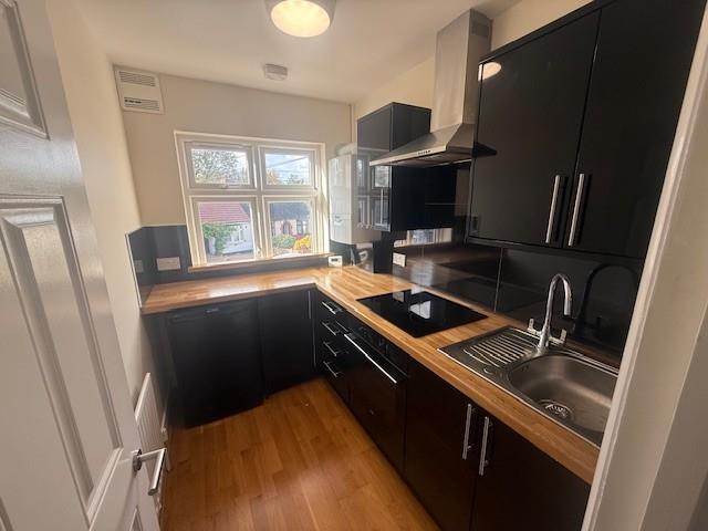Flat Hillview Avenue in Greater London