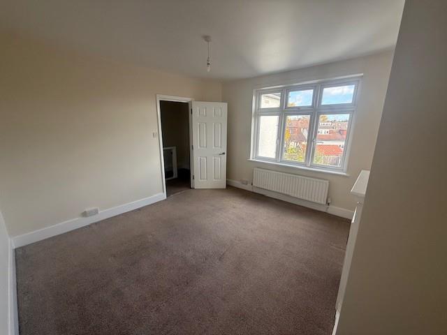 Flat Hillview Avenue in Greater London