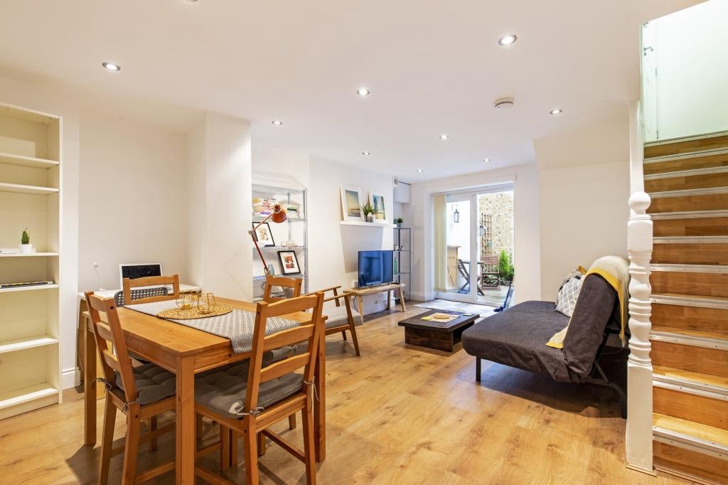 Flat Kingsland Road in Greater London