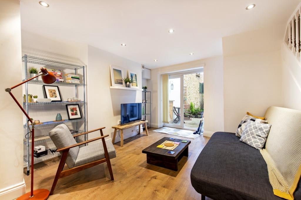 Flat Kingsland Road in Greater London