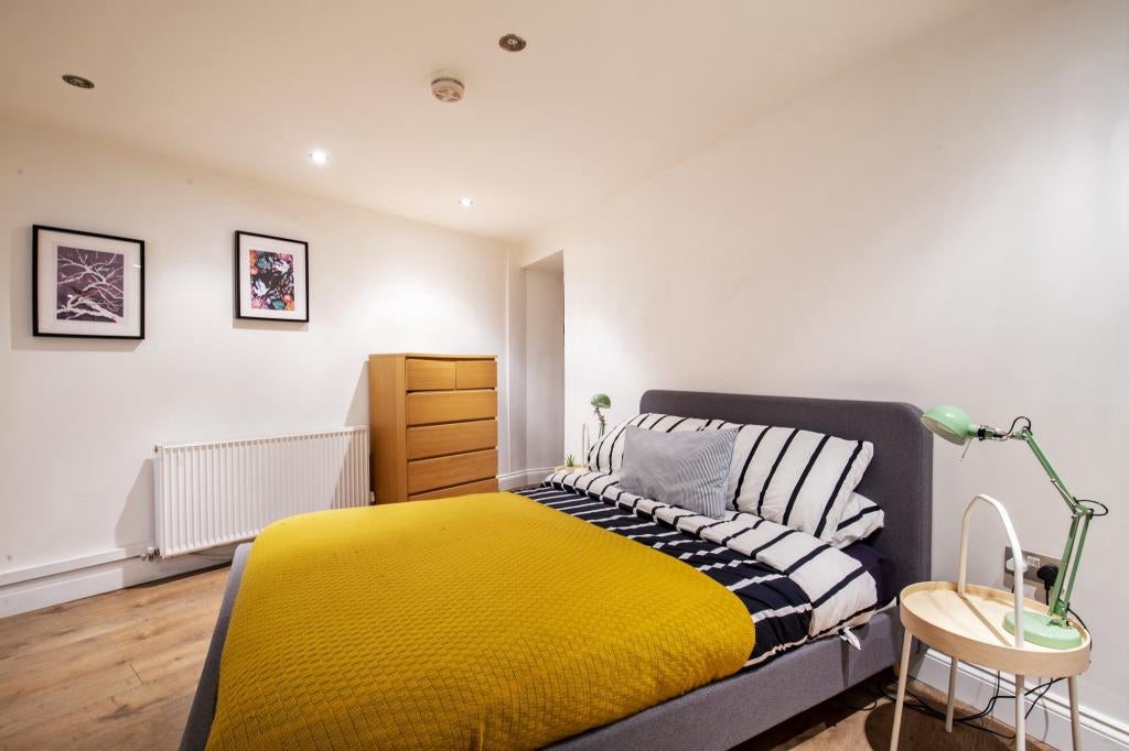 Flat Kingsland Road in Greater London
