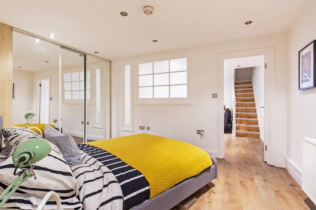 Flat Kingsland Road in Greater London