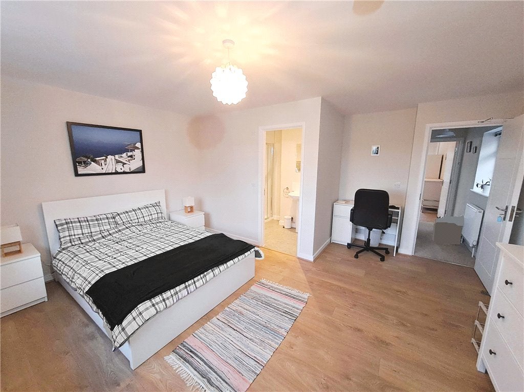 Room Queen Eleanor's Road in Guildford