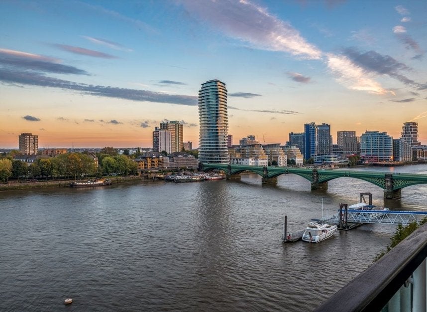 Flat Thames Avenue in Greater London