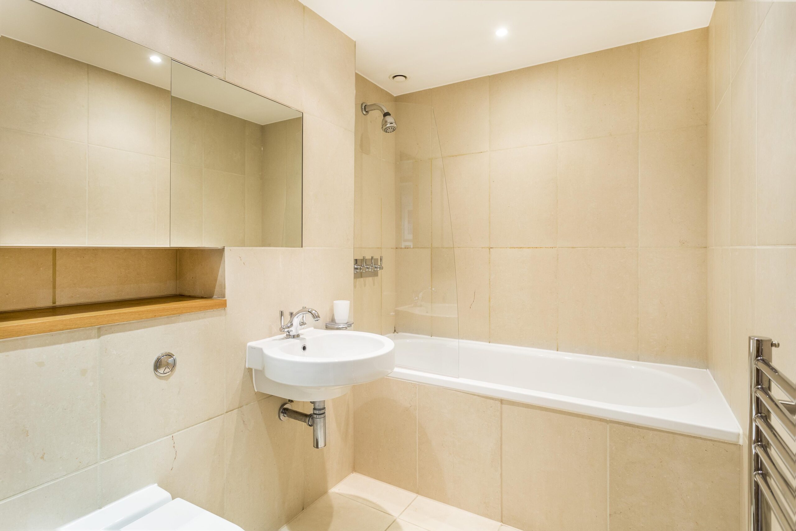 Flat Queenstown Road in Greater London