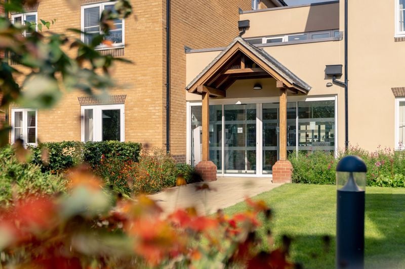 Flat Highfield Road in Elmbridge