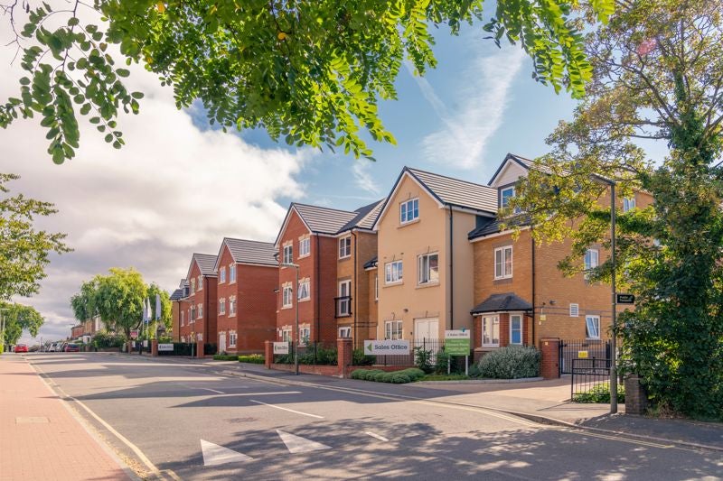 Flat Highfield Road in Elmbridge