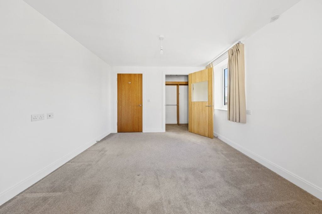 Flat Highfield Road in Elmbridge