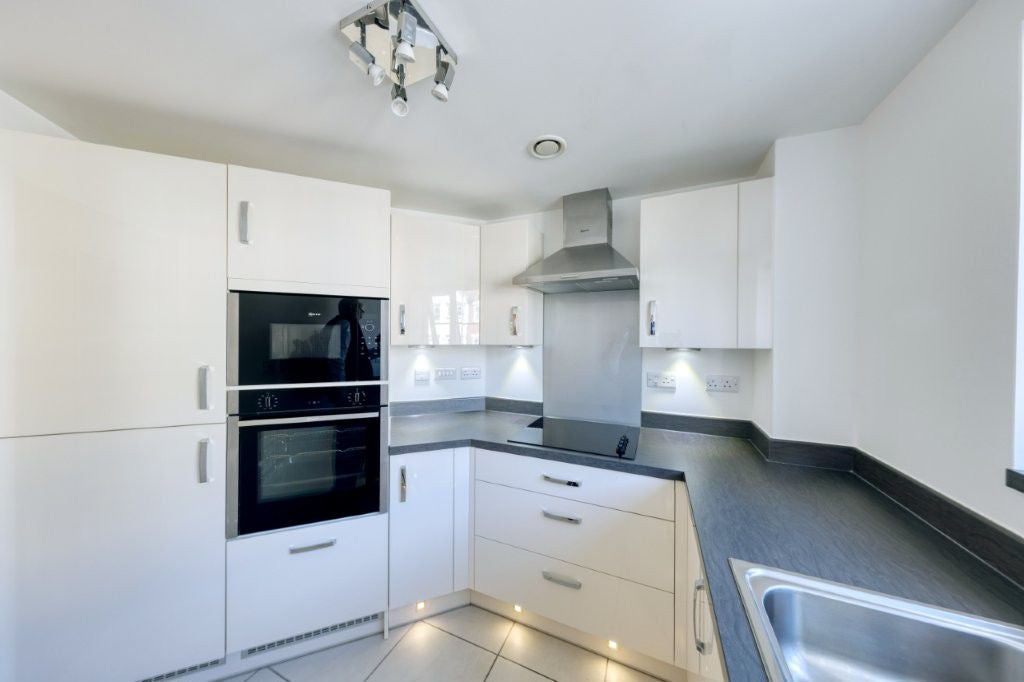 Flat Highfield Road in Elmbridge