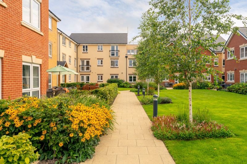 Flat Highfield Road in Elmbridge
