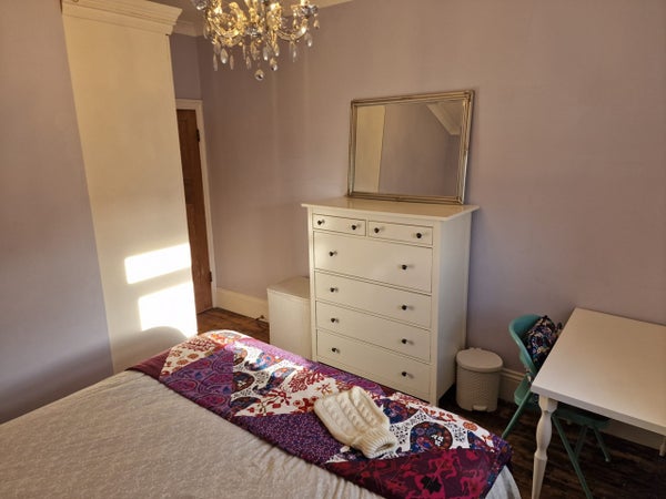 Room Guernsey Road in London