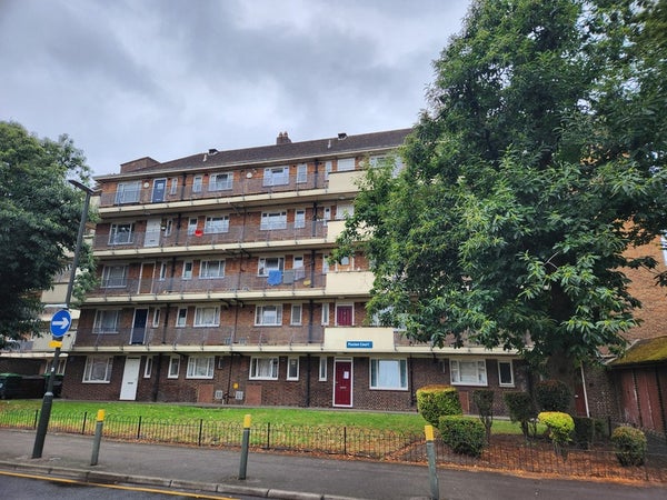 Flat Armfield Crescent in London