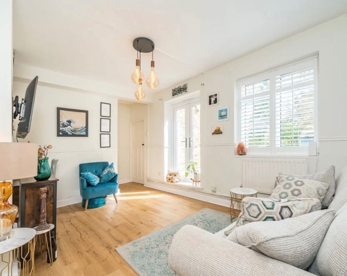 Flat Garratt Lane in Greater London