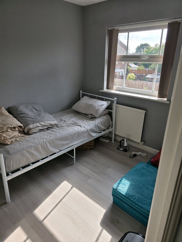 Room Elliot Close in Crawley