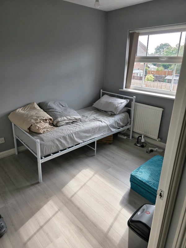 Room Elliot Close in Crawley
